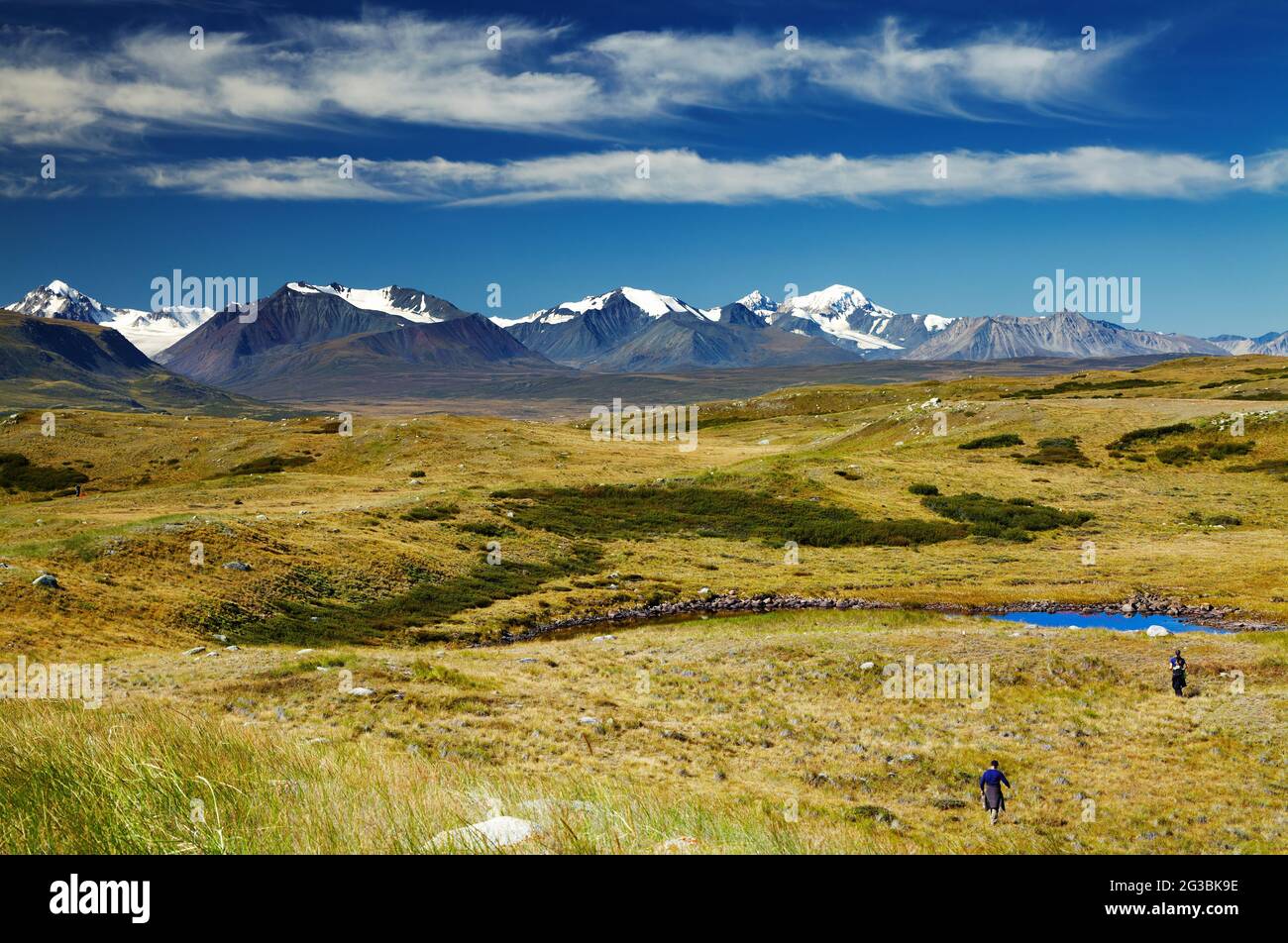 Paysage avec montagnes enneigées et ciel bleu Banque D'Images