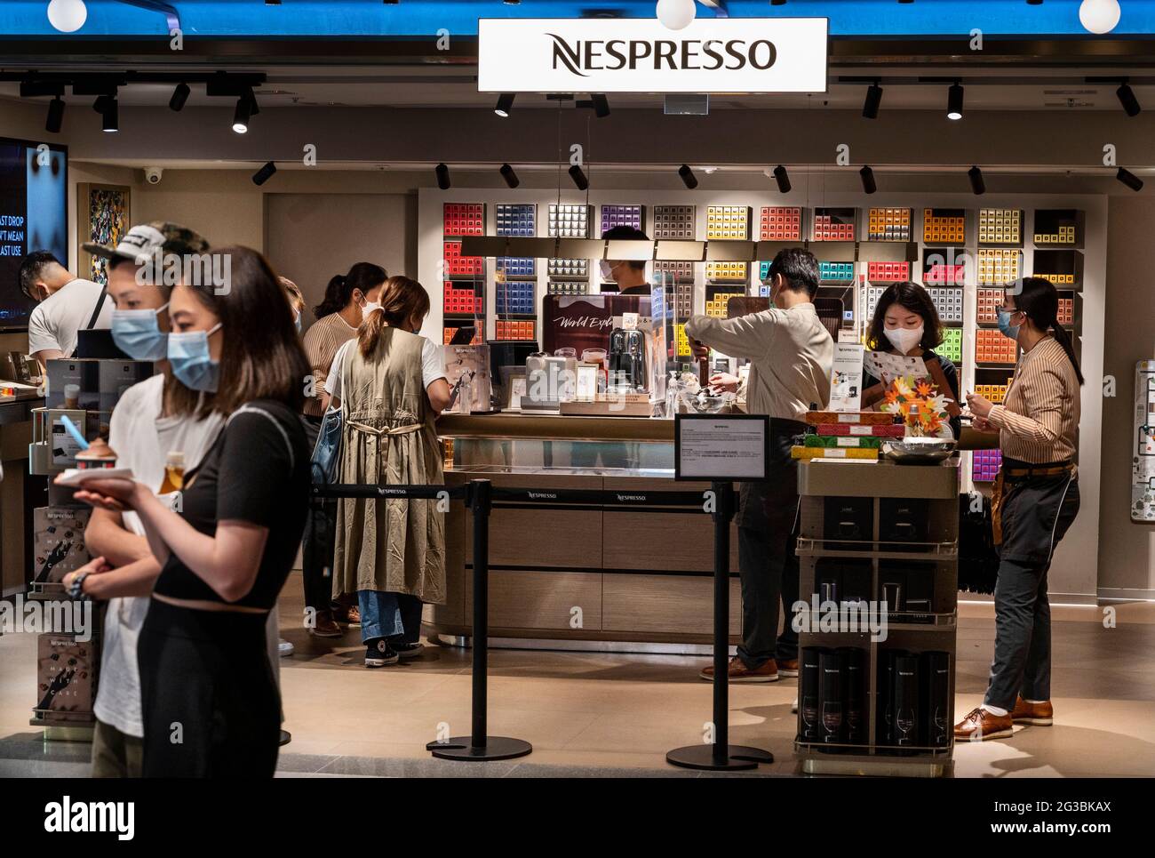 Hong Kong, Chine. 15 juin 2021. Un client mystère vu au haut de gamme suisse  et leader mondial de la marque de capsules de café Nespresso à Hong Kong.  (Photo de Budrul