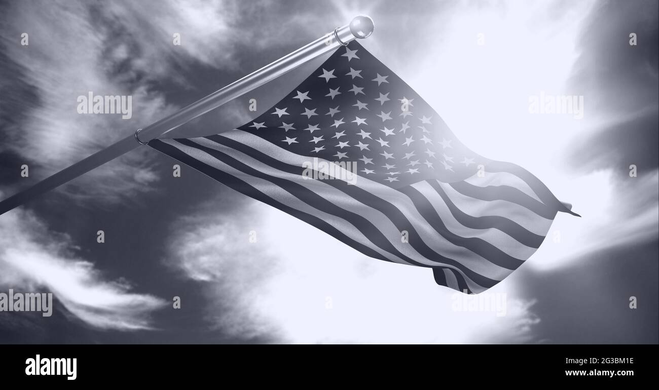 Composition monochrome du drapeau américain sur le poteau, qui s'affiche contre le ciel ensoleillé et nuageux Banque D'Images