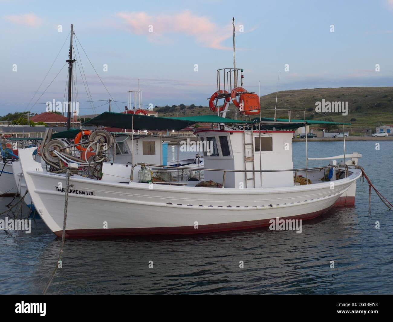 Bateaux de pêche grecs sur l'île de Lemnos Banque D'Images