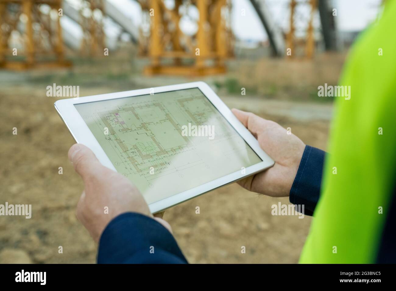 Pavé tactile avec esquisse architecturale entre les mains d'un ingénieur moderne Banque D'Images