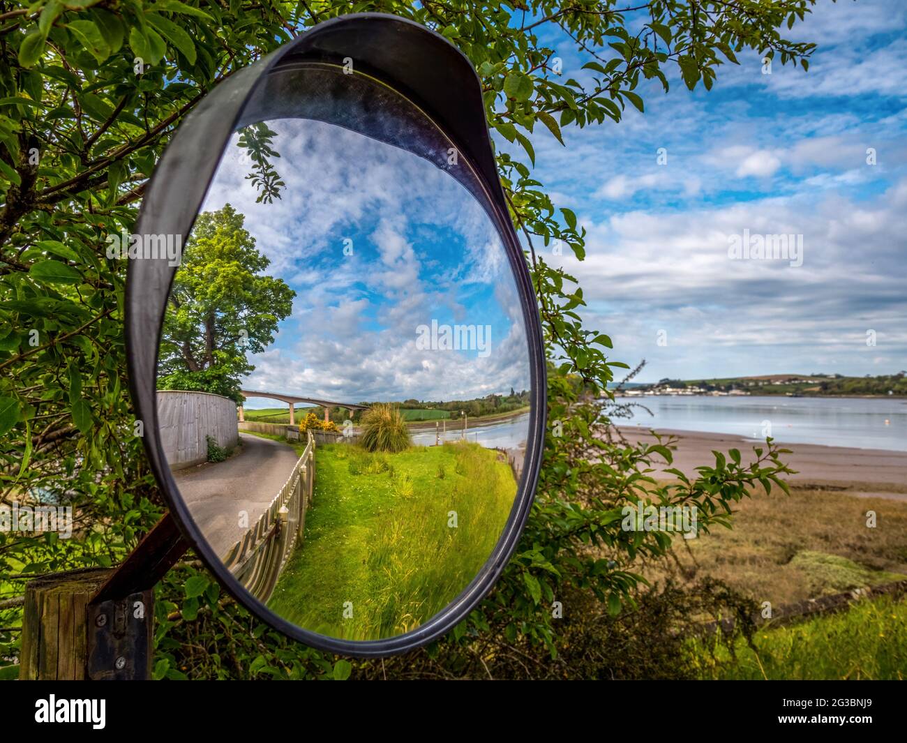 En regardant vers l'arrière. Vue sur la rivière Torridge près de Bideford, Devon, Angleterre comme vu dans le miroir de rue. Banque D'Images