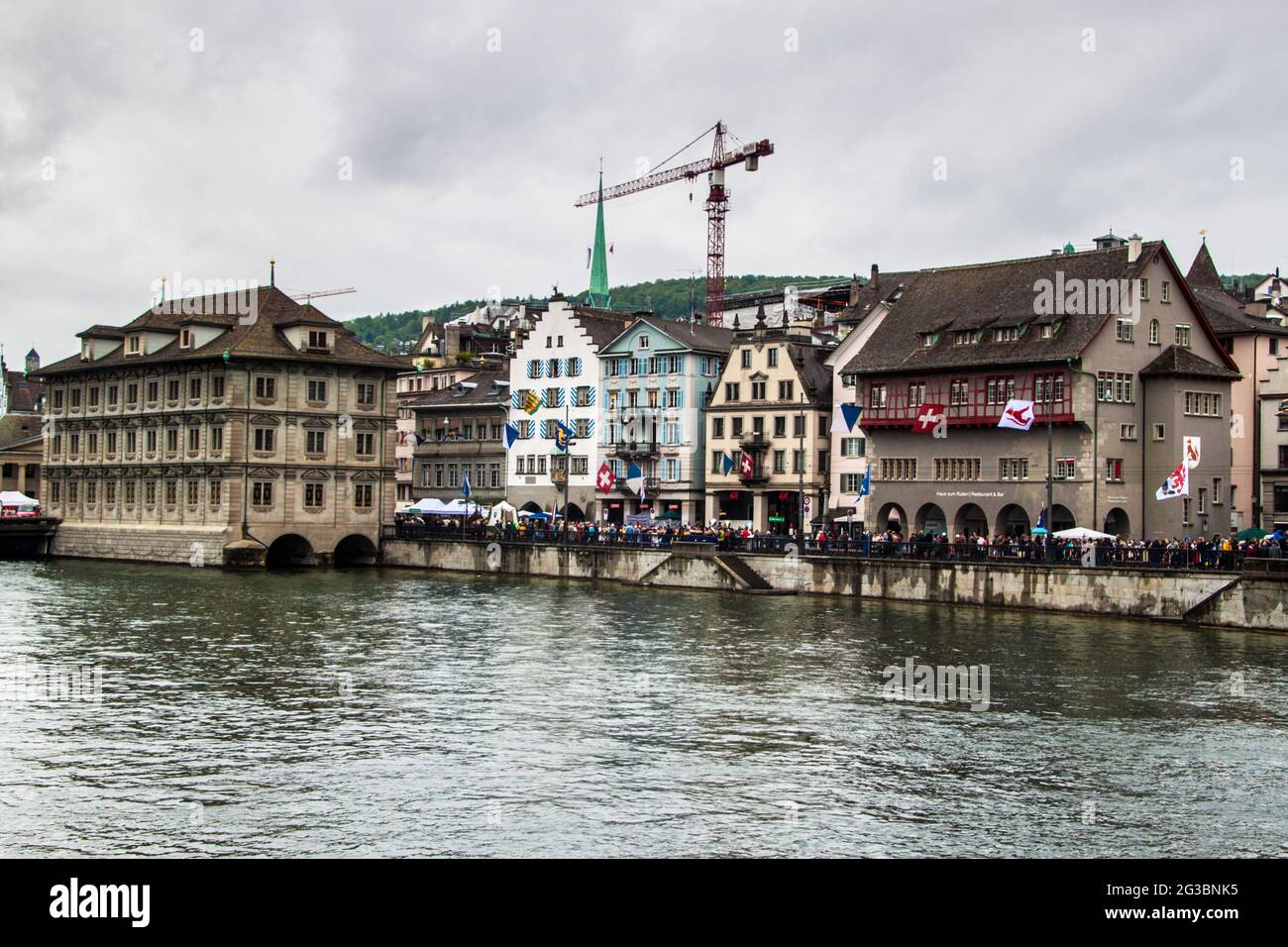 ZURICH - AVRIL 28 : vue sur une ville le 28 avril 2014 à Zurich, Suisse. Zurich est la plus grande ville de Suisse et la capitale du canton de Banque D'Images