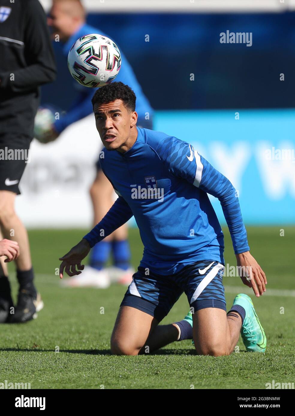 15 juin 2021, Russie, Saint-Pétersbourg: Football: Championnat d'Europe, Groupe B, avant le match Finlande - Russie, entraînement final Finlande. Pyry Soiri de Finlande avec un en-tête. Photo: Igor Russak/dpa Banque D'Images