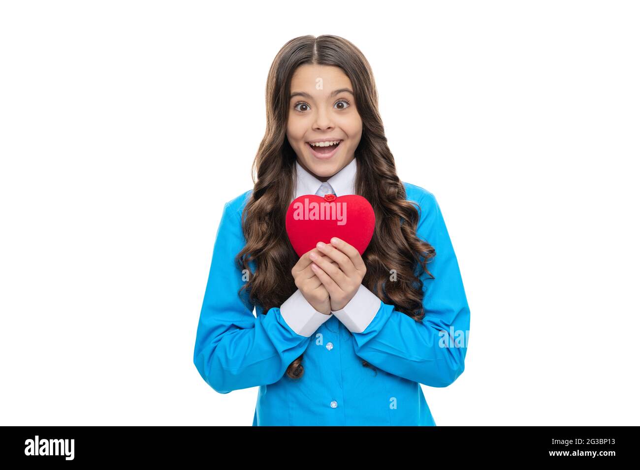 Happy girl Hold rouge coeur amour symbole pour la fête de Saint Valentin isolé sur blanc, 14 février Banque D'Images