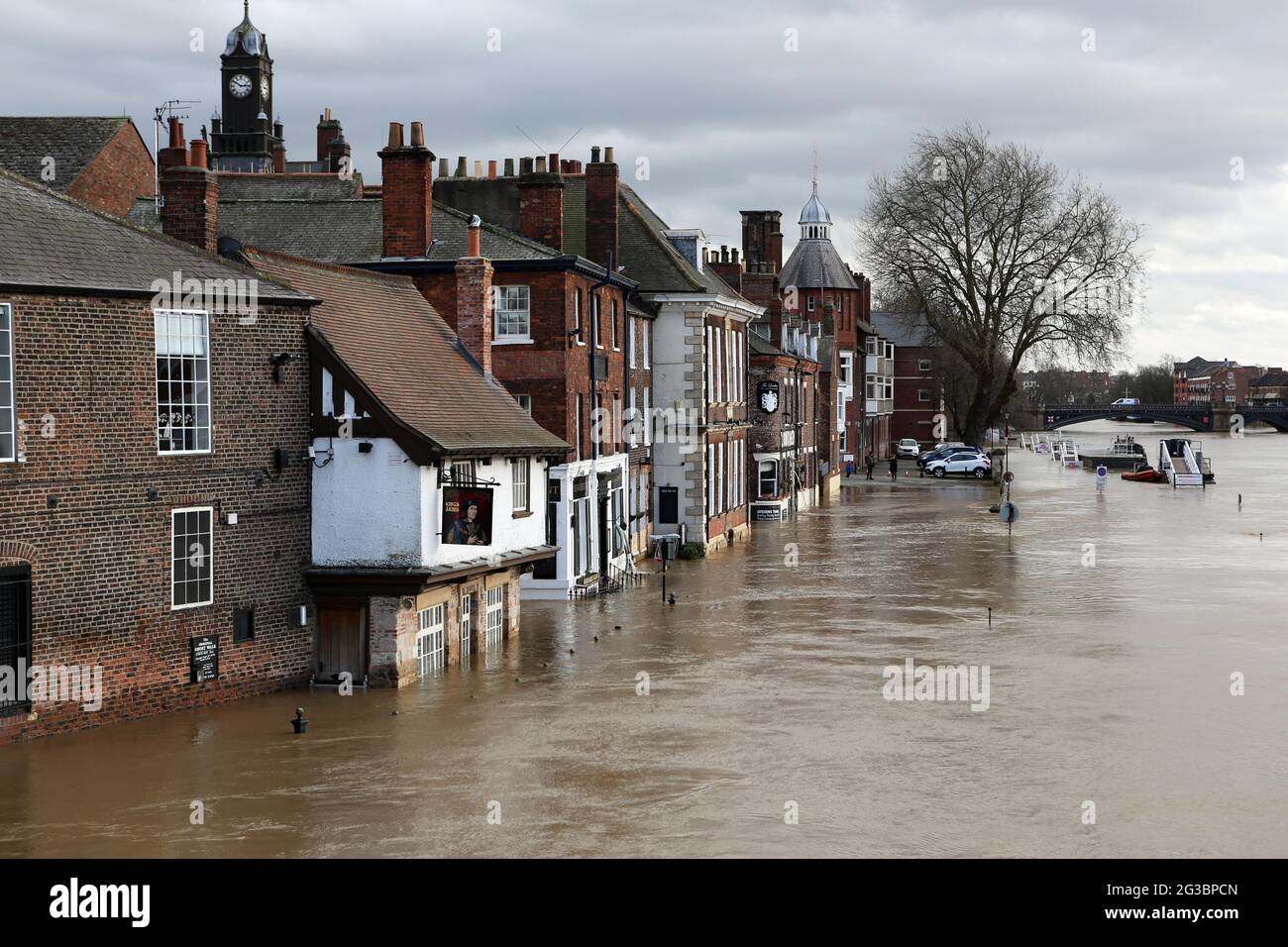 L'Ouse de la rivière explose ses berges dans la ville de York à la suite de la tempête Dennis. Banque D'Images