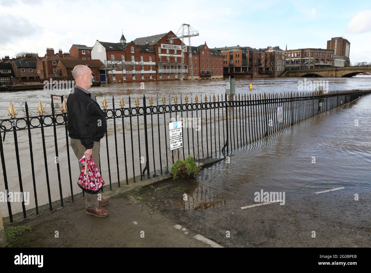 L'Ouse de la rivière éclate ses berges et ses inondations dans la ville de York à la suite de la tempête Dennis. Banque D'Images