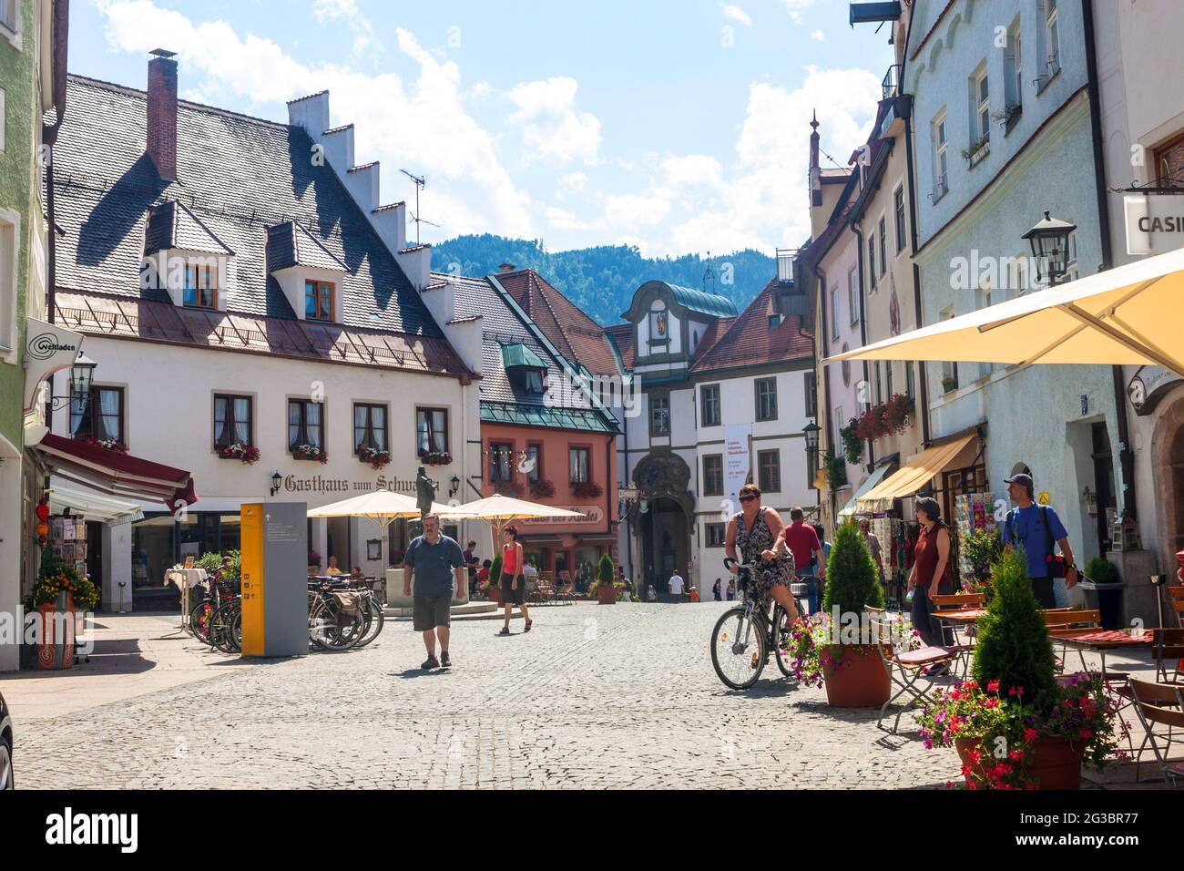 FUESSEN - 5 AOÛT : des touristes non identifiés visitent une petite ville de Bavière - Fuessen, Allemagne, le 5 août 2013. Fuessen chapeau plus de 14000 habitants. Banque D'Images