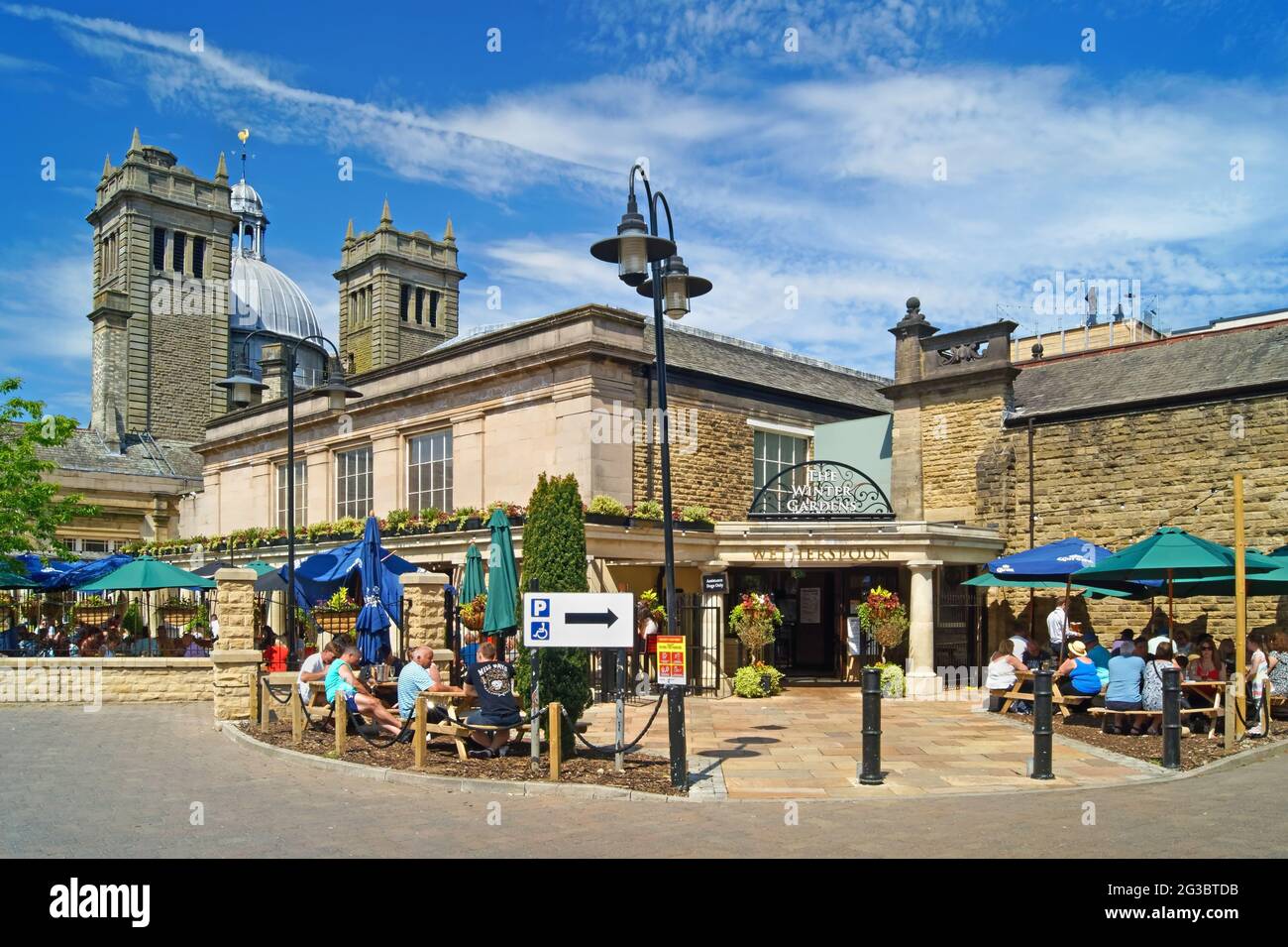 Royaume-Uni, North Yorkshire, Harrogate, entrée arrière des jardins d'hiver qui est maintenant un pub de Wethercuillers Banque D'Images