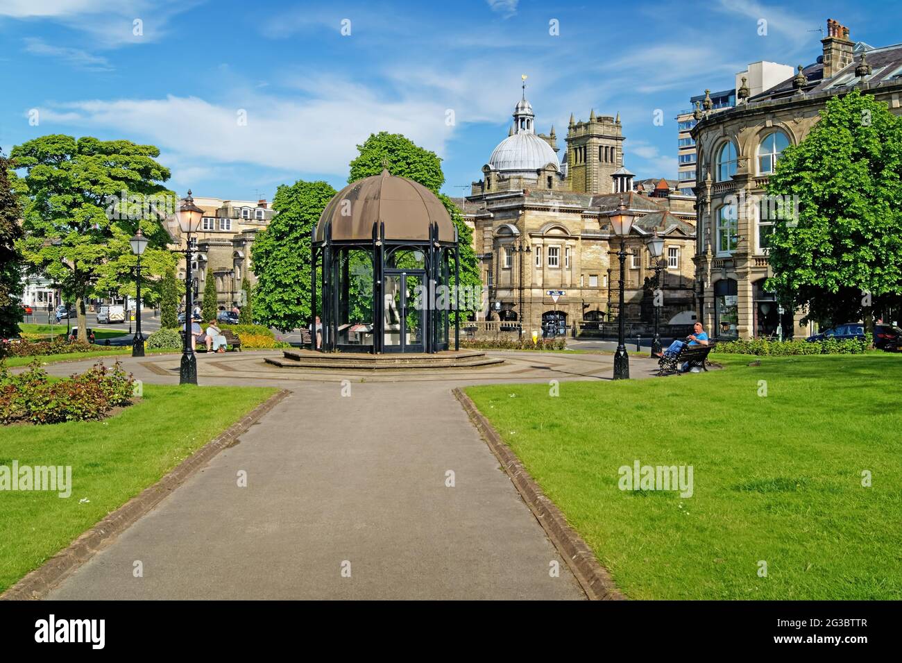 Royaume-Uni, Yorkshire du Nord, Harrogate, bains royaux et centre-ville depuis Crescent Gardens Banque D'Images
