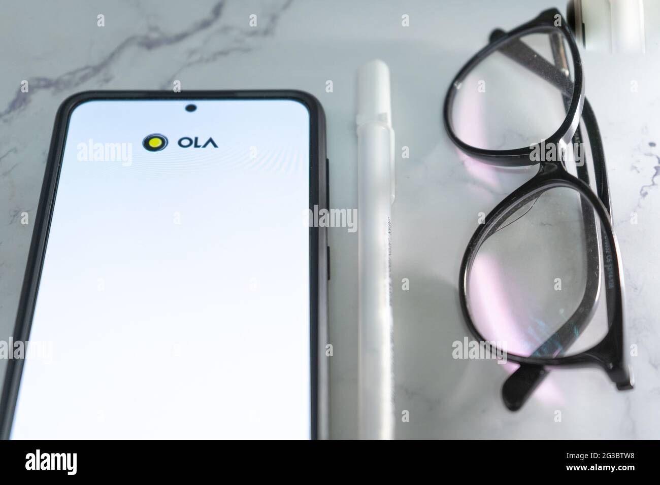 Téléphone mobile avec l'application de transport de taxi ola en concurrence avec Uber pour le partage de trajet, taxi auto cross City taxis haling unicorn avec IPO à venir Banque D'Images