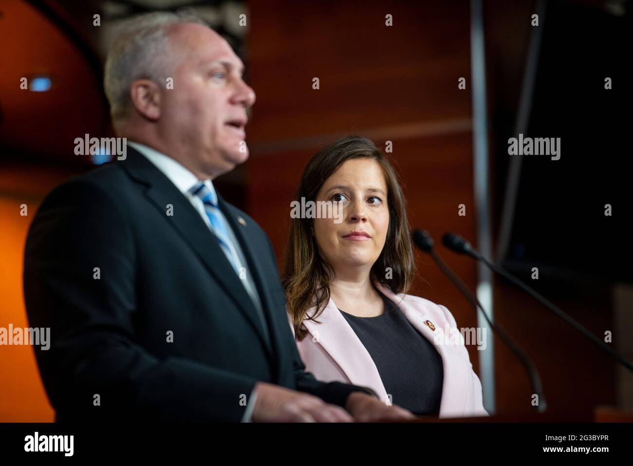 Le whip de la minorité de la Maison des États-Unis Steve Scalise (républicain de Louisiane), à gauche, et la représentante des États-Unis Elise Stefanik (républicaine de New York), à droite, font des remarques lors d'une conférence de presse au Capitole des États-Unis, à Washington, DC, le mardi 15 juin, 2021. Crédit : Rod Lamkey / CNP / MediaPunch Banque D'Images