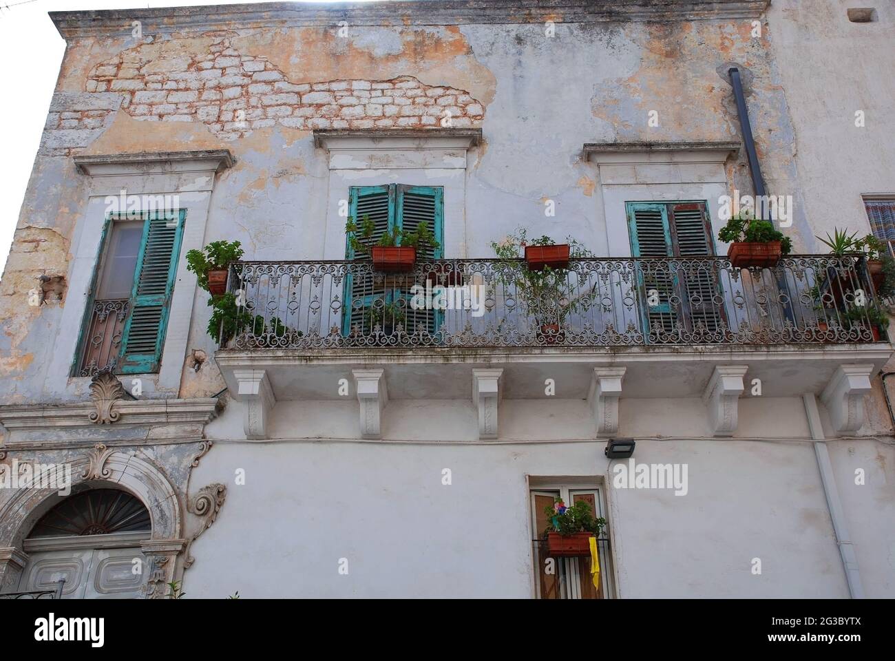 L'avant d'une ancienne maison blanche à Ostuni (la ville Blanche), Puglia, Italie Banque D'Images