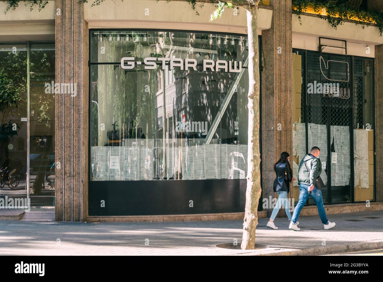 Barcelone, Espagne - 11 mai 2021. Logo et façade de G Star RAW, société  néerlandaise de vêtements de créateurs Photo Stock - Alamy
