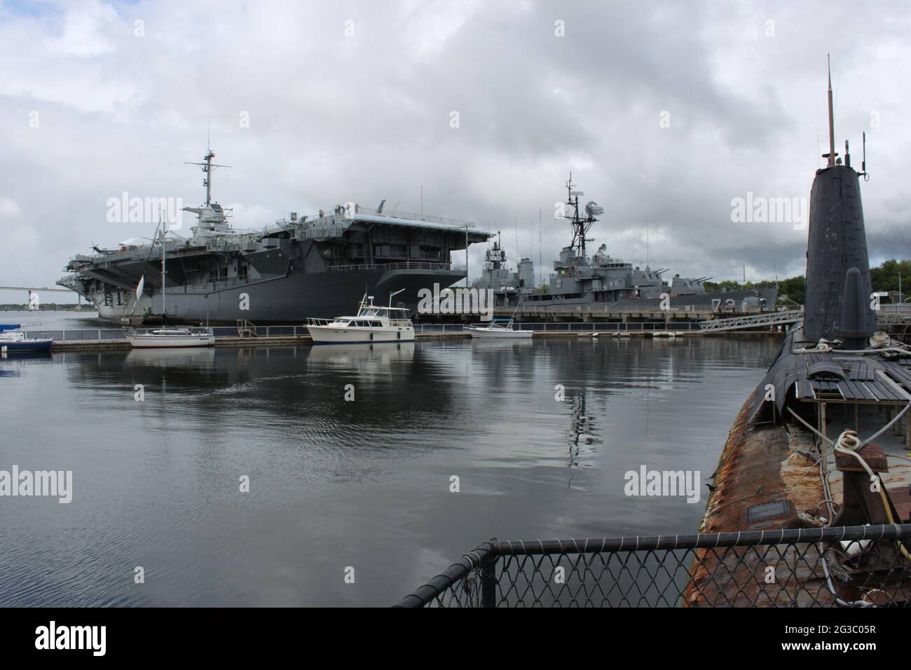 USS Yorktown aux côtés du destroyer USS Laffey pris du sous-marin Clamagore dans le port de Charleston Banque D'Images