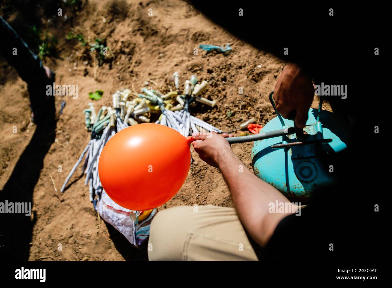 Les Palestiniens masqués préparent des ballons incendiaires à lancer de la bande de Gaza vers Israël. Des militants palestiniens lancent des ballons incendiaires depuis la bande de Gaza vers Israël pour protester contre la marche du drapeau qui se déroule actuellement à Jérusalem-est et les inquiétudes d'une nouvelle flambée de violence alors que quelque 5,000 nationalistes de droite doivent défiler dans la vieille ville de Jérusalem en signe de drapeau bleu et blanc d'Israël. Des ballons incendiaires de Gaza ont brûlé des terres agricoles dans au moins 13 endroits différents, rapporte les médias israéliens. (Photo d'Ahmed Zakot/SOPA Images/Sipa USA) Banque D'Images