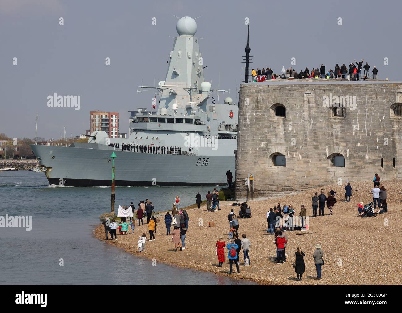 Le DÉFENSEUR HMS du destroyer de classe audacieuse de la Royal Navy passe devant la Tour ronde Banque D'Images