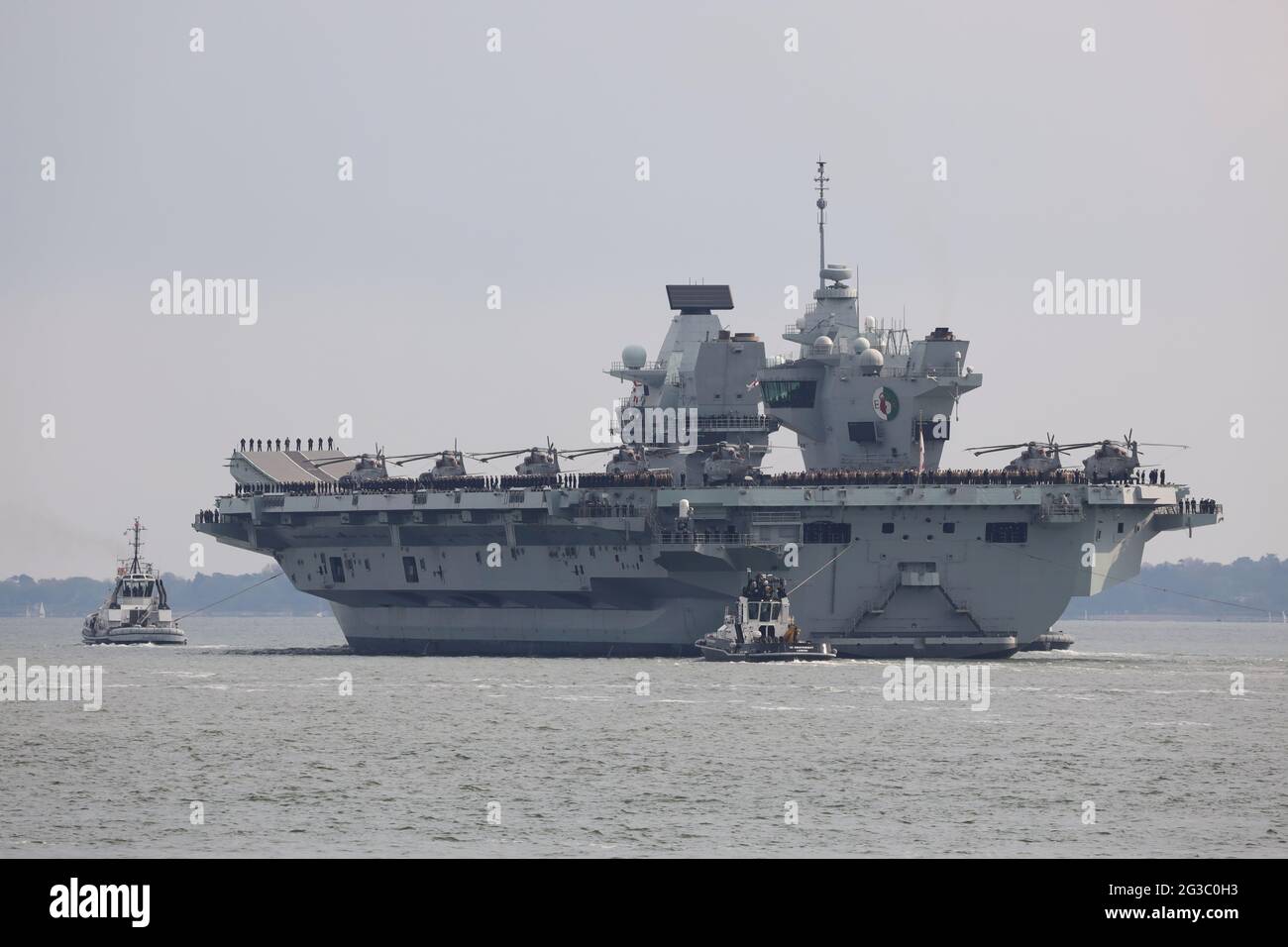 Le vaisseau amiral de la Marine royale, LA REINE ELIZABETH, se dirige vers le Solent Banque D'Images