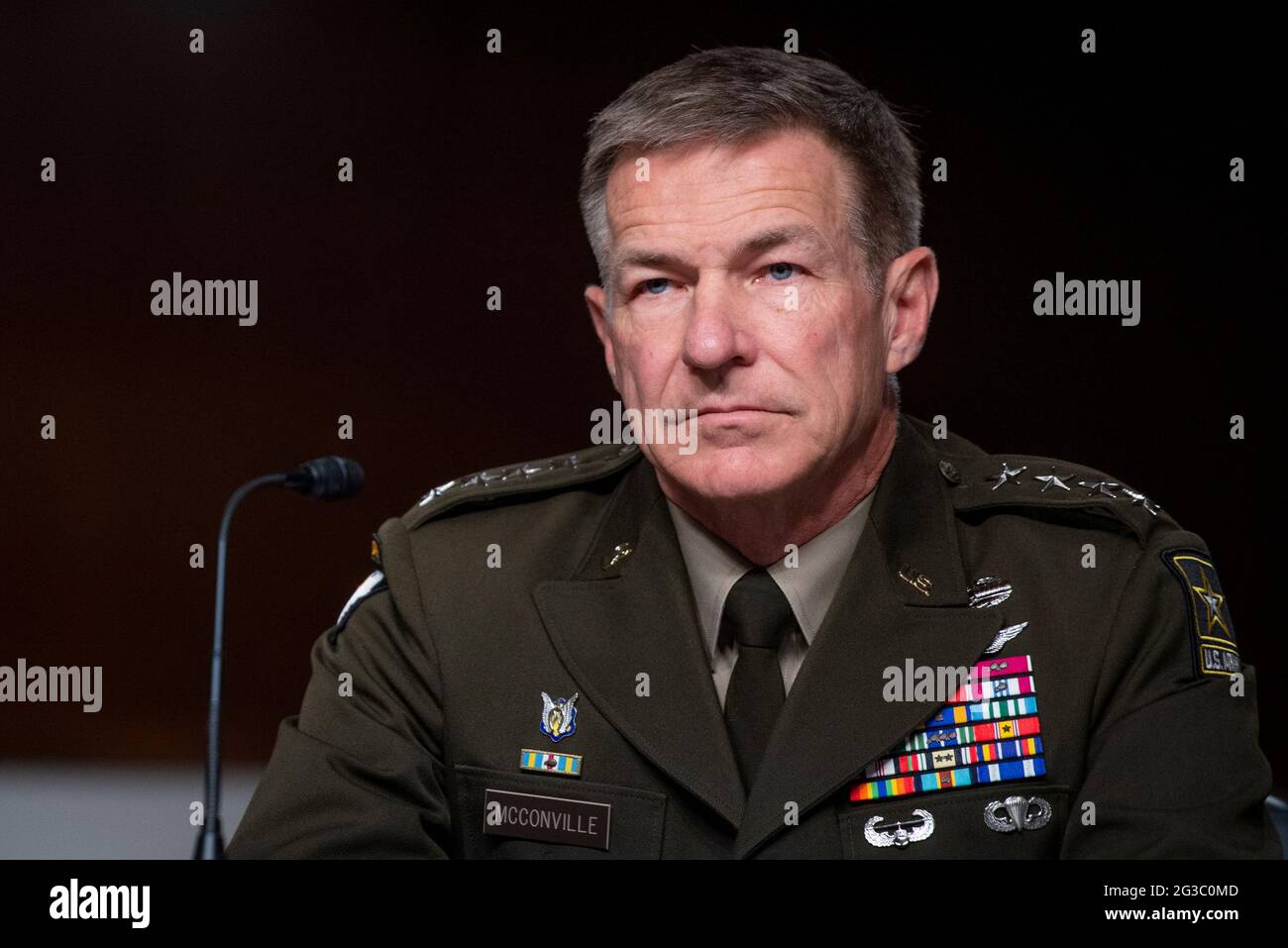 Le général James McConville, chef d'état-major de l'Armée de terre, comparaît devant une audience du Comité sénatorial des services armés pour examiner la position du ministère de l'Armée de terre à l'examen de la demande d'autorisation de défense pour l'exercice 2022 et le Programme de défense pour les années à venir, Dans l'édifice Dirksen du bureau du Sénat à Washington, DC, le mardi 15 juin 2021. Crédit : Rod Lamkey/CNP/MediaPunch Banque D'Images