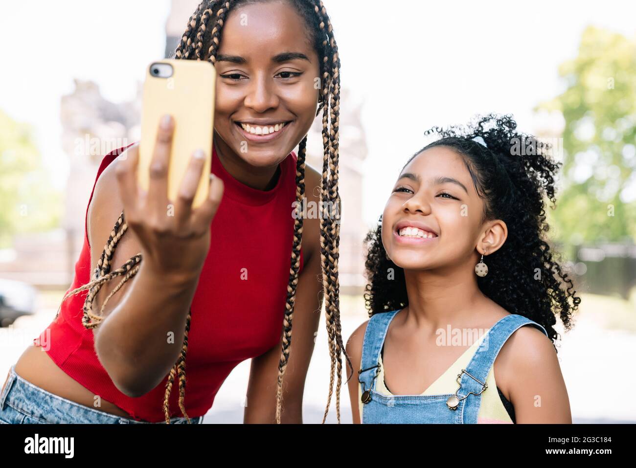 Mère et fille prenant un selfie avec un téléphone portable à l'extérieur. Banque D'Images