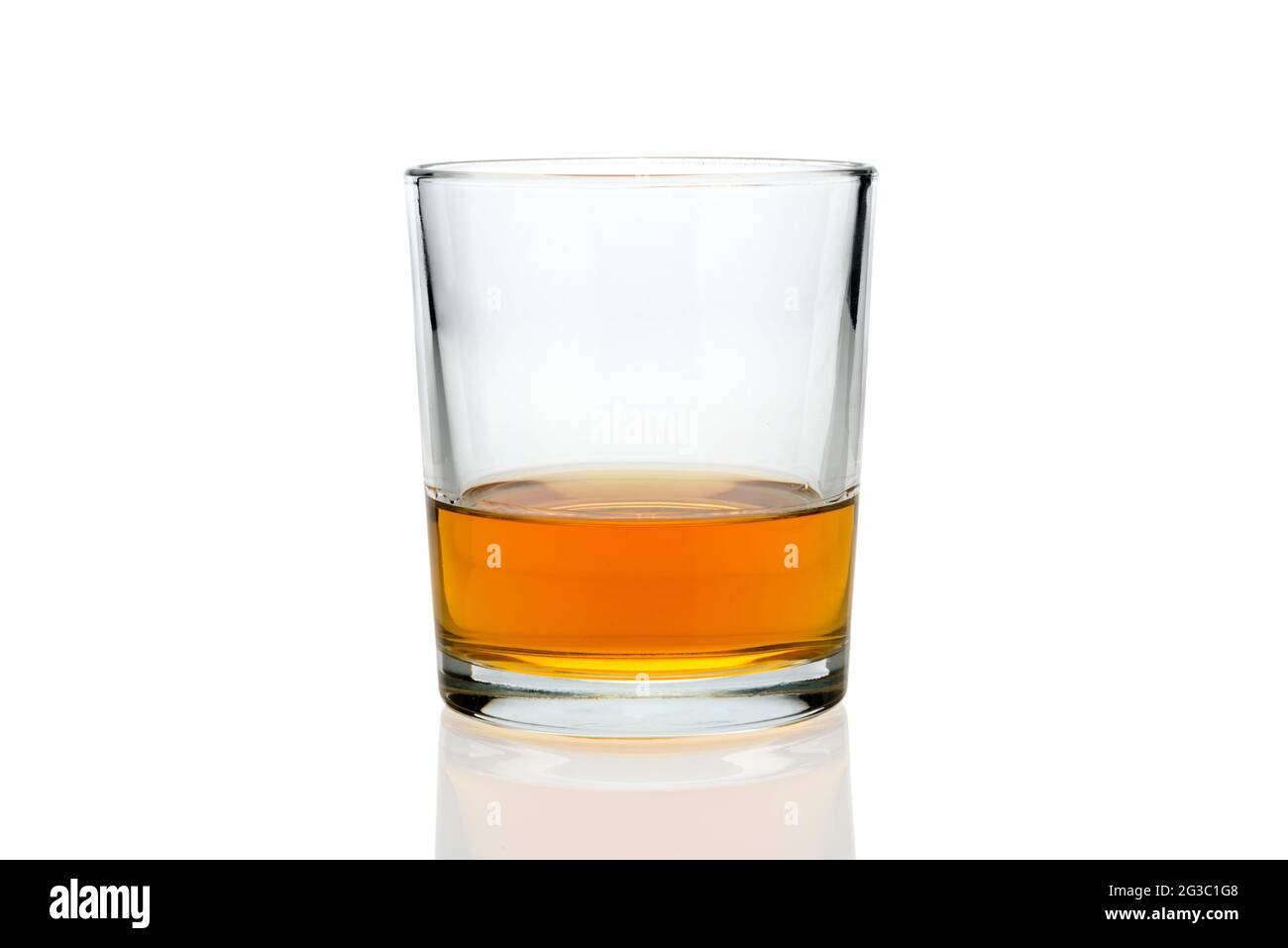 Verre de whisky ou de whisky ou de Kentucky bourbon américain avec son reflet sur l'avion. Isolé sur blanc Banque D'Images