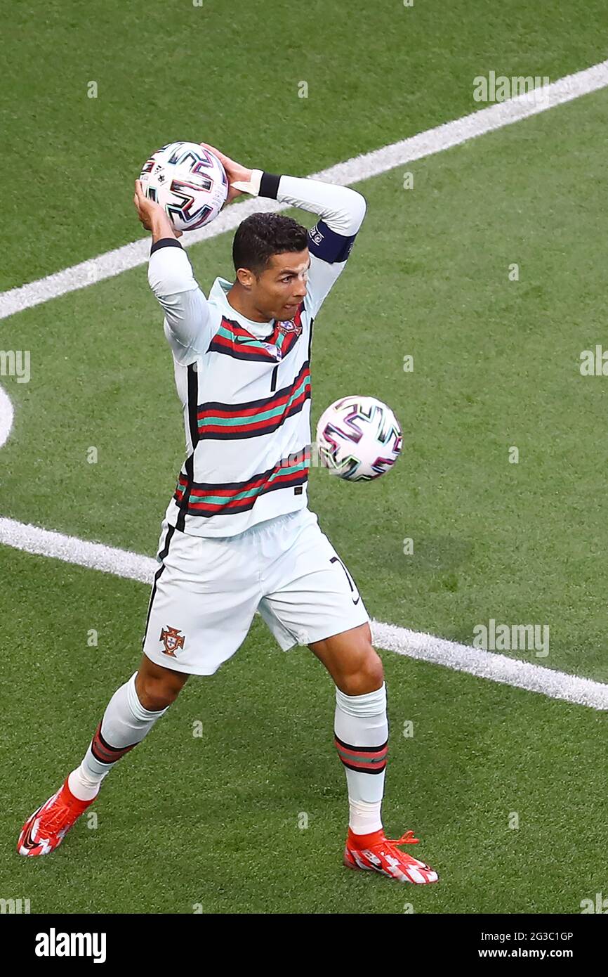 BUDAPEST, HONGRIE - JUIN 15 : le joueur portugais Cristiano Ronaldo est prêt à lancer une balle lorsqu'une autre balle apparaît sur le terrain lors du match du championnat UEFA Euro 2020 du groupe F entre la Hongrie et le Portugal le 15 juin 2021 à Budapest, Hongrie. (Photo par MB Media) Banque D'Images