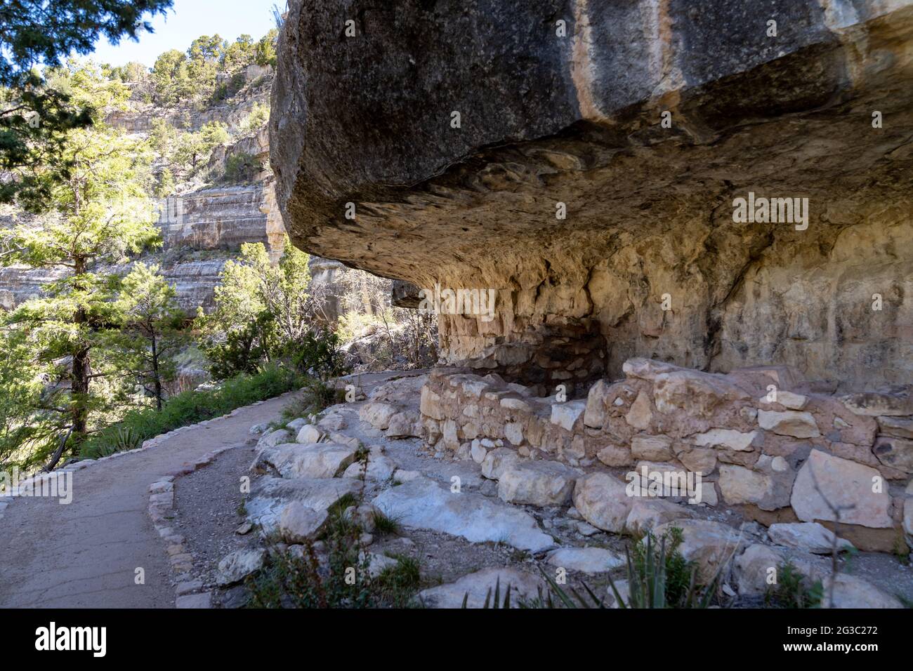 Sentier de randonnée pavé le long de l'Island Trail dans le monument national de Walnut Canyon Banque D'Images