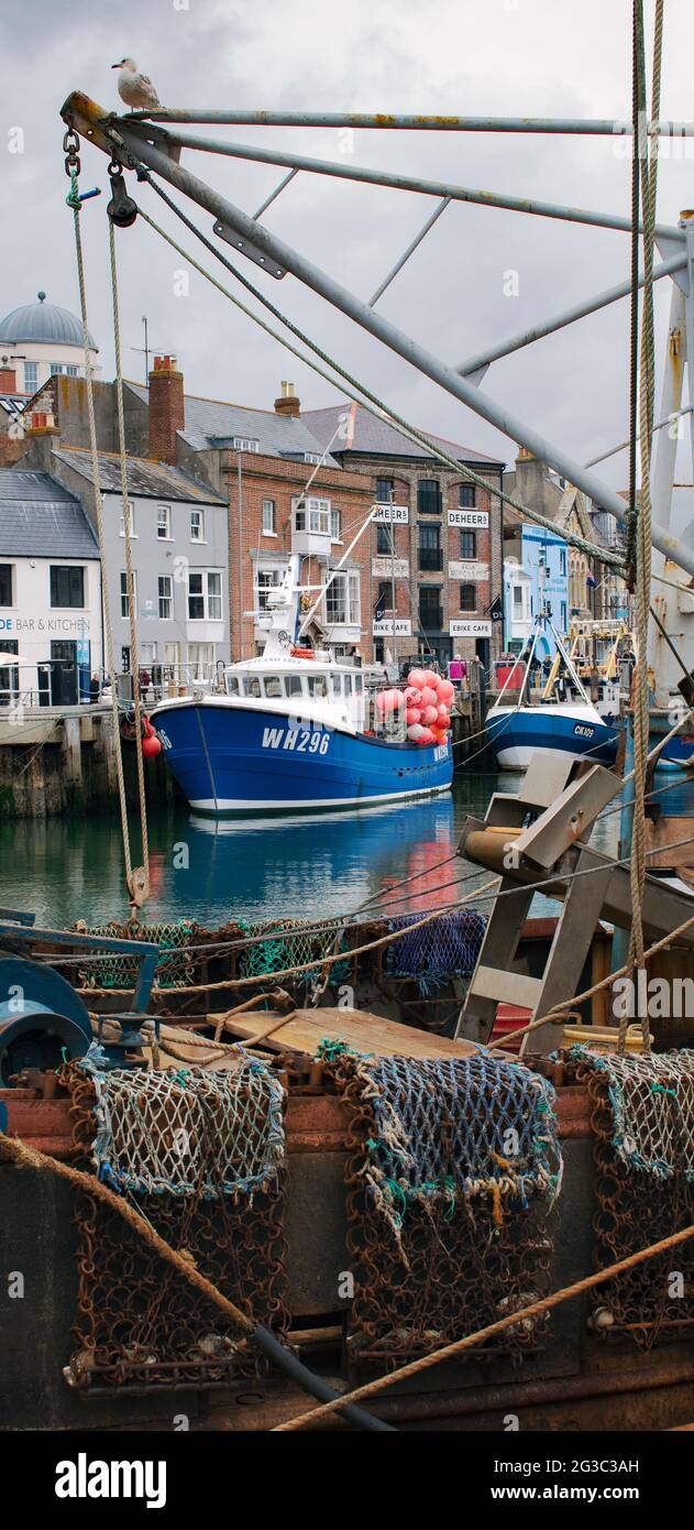 Weymouth, Royaume-Uni - 23 mai 2021 : bateaux de pêche garés sur un canal à Weymouth Banque D'Images