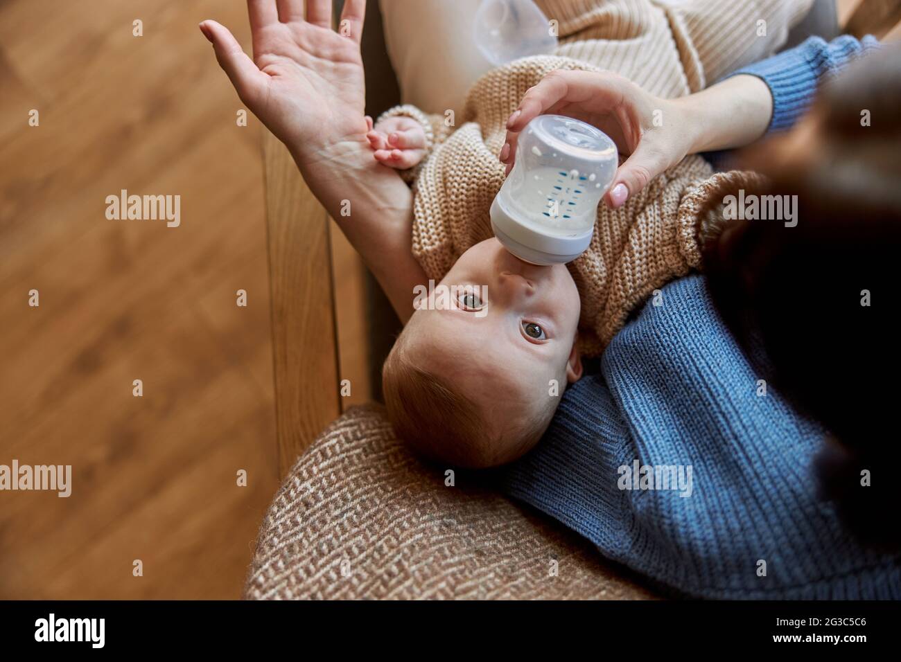 Mère allaitant le nouveau-né à partir du biberon avec du lait Banque D'Images