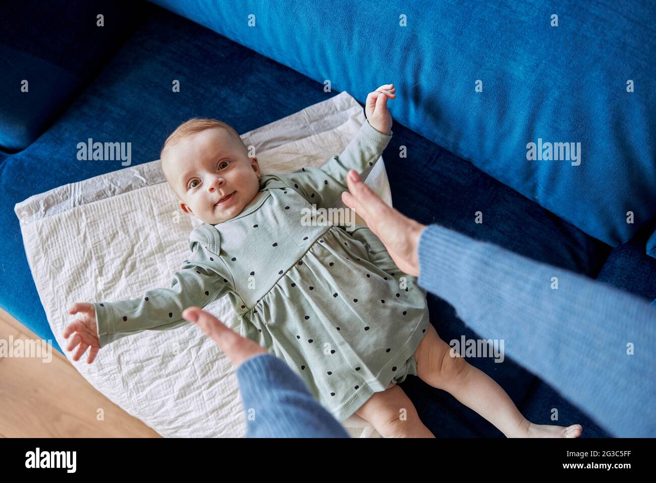 Mère étirant les mains à son nouveau-né bébé fille Banque D'Images