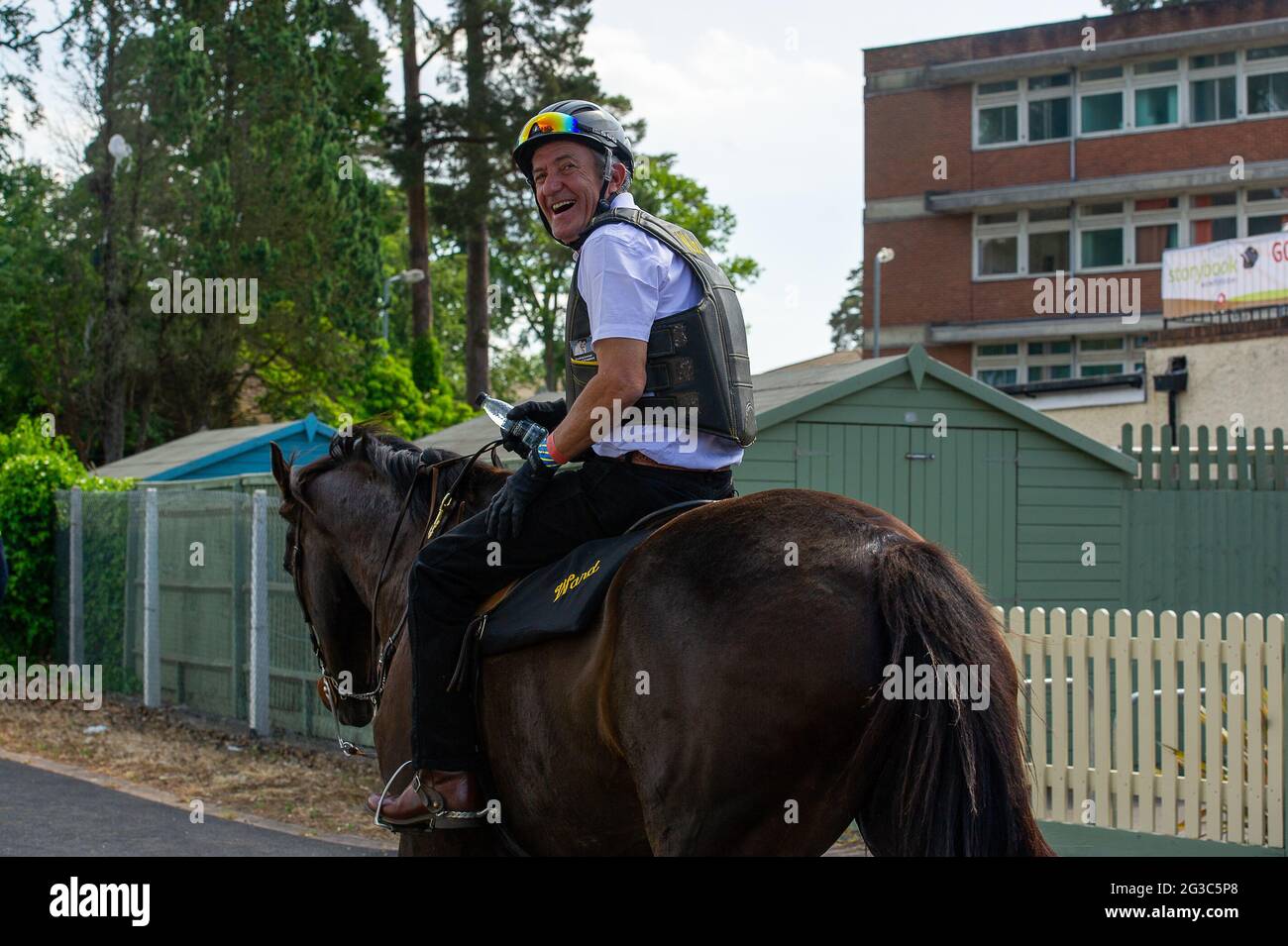 Ascot, Berkshire, Royaume-Uni. 15 juin 2021. Les coureurs reviennent après une course à Royal Ascot. Premier jour de Royal Ascot 2021. Cette année est un événement réduit avec 12,000 coureurs par jour autorisés dans l'hippodrome d'Ascot suite à l'assouplissement de certaines des restrictions de verrouillage de Covid-19. Les Racegoers doivent fournir la preuve d'un test négatif Covid-19 avant d'avoir accès au cours. Crédit : Maureen McLean/Alay Banque D'Images