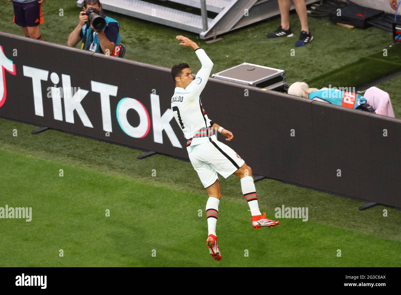 BUDAPEST, HONGRIE - 15 JUIN : Cristiano Ronaldo, du Portugal, célèbre après avoir obtenu une pénalité lors du match du championnat de l'UEFA Euro 2020 du groupe F entre la Hongrie et le Portugal, le 15 juin 2021 à Budapest, Hongrie. (Photo par MB Media) Banque D'Images