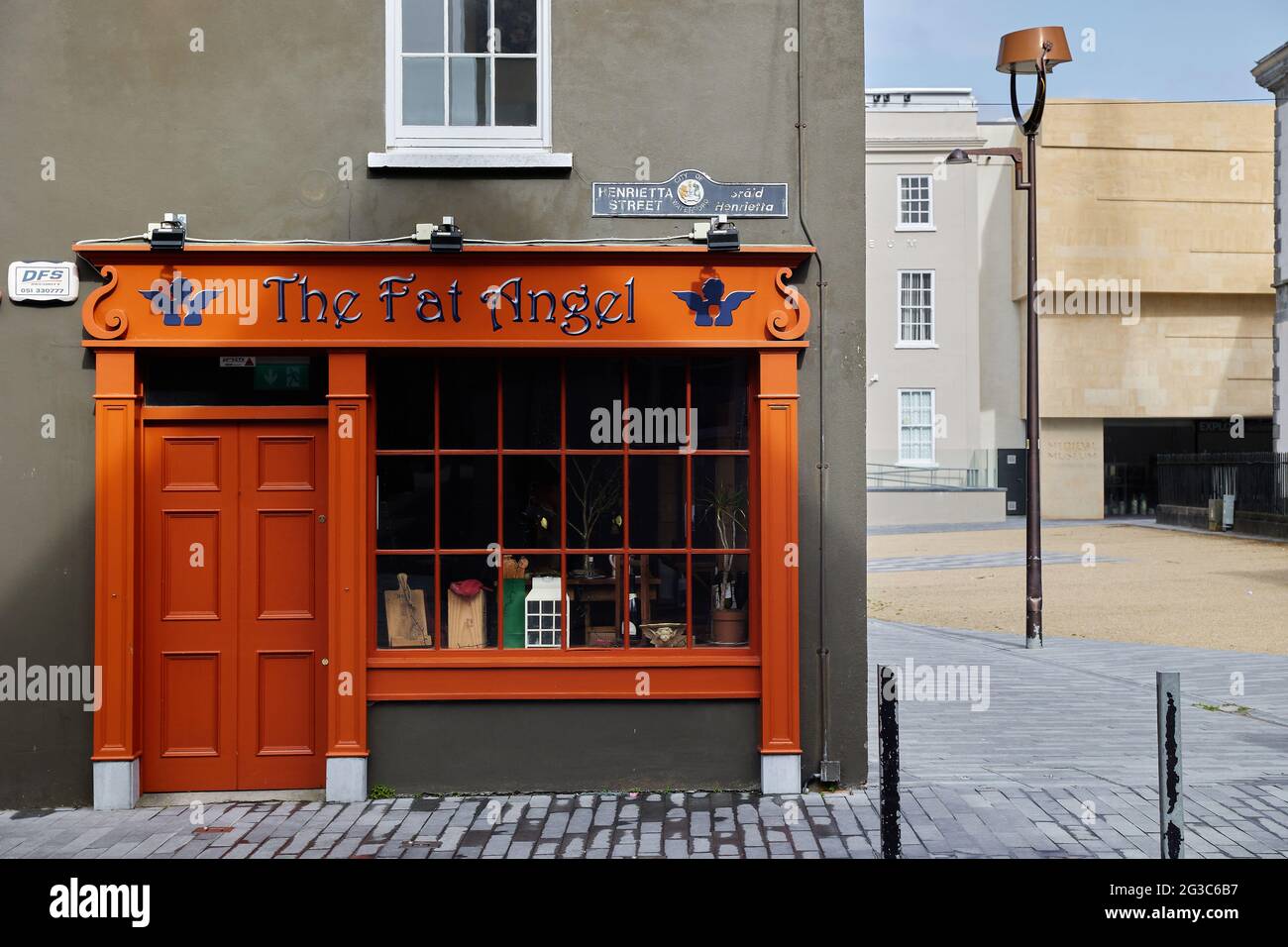WATERFORD - IRLANDE - MAI 21-2021 waterford City pub café avec des couleurs rouges et des lettres d'ange gras Banque D'Images