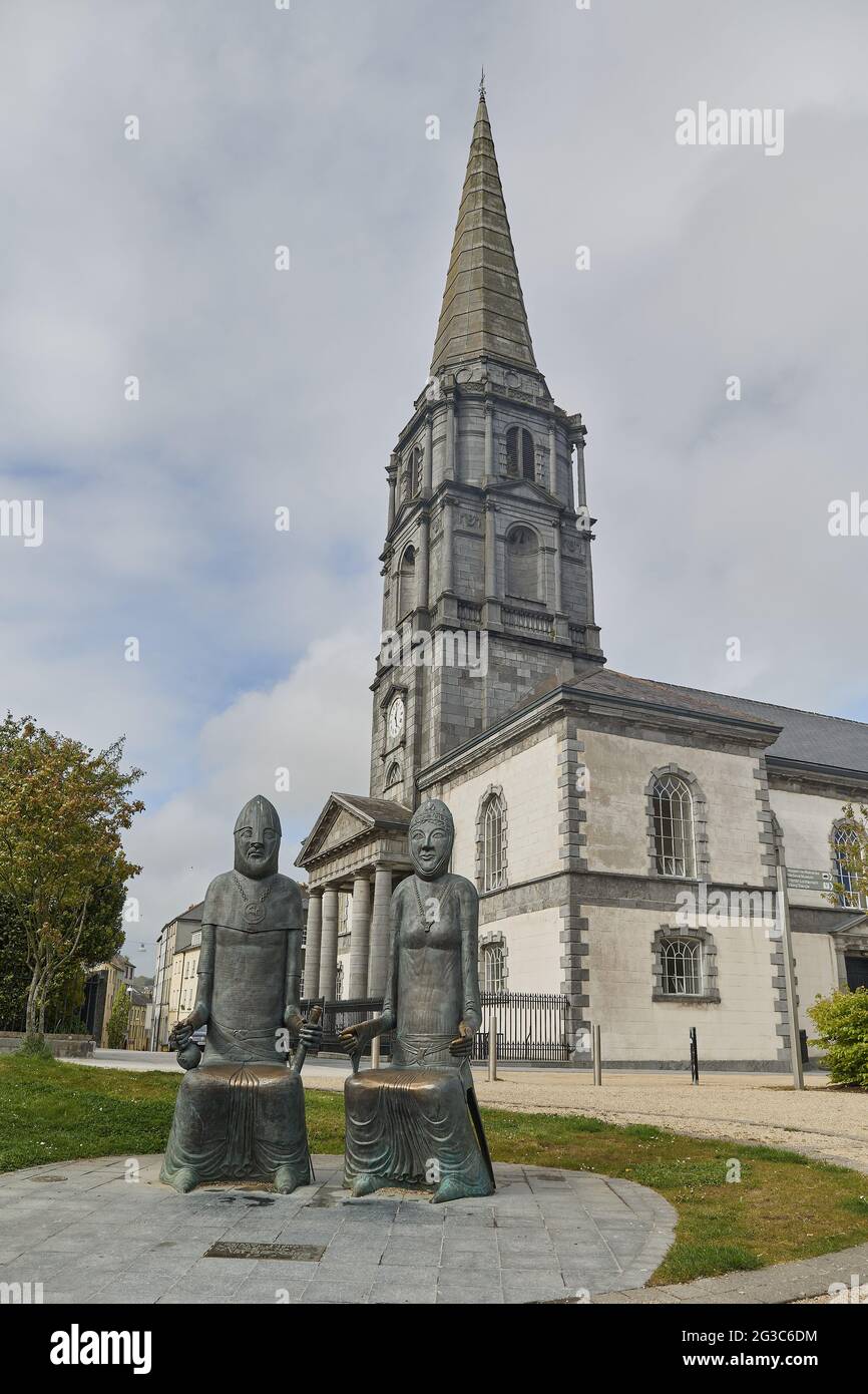 WATERFORD - IRLANDE - MAI 21-2021 Cathédrale de la ville de Waterford avec les fondateurs mariage des statues de Strongbow et d'Aoife. Cathédrale Christ Church Banque D'Images
