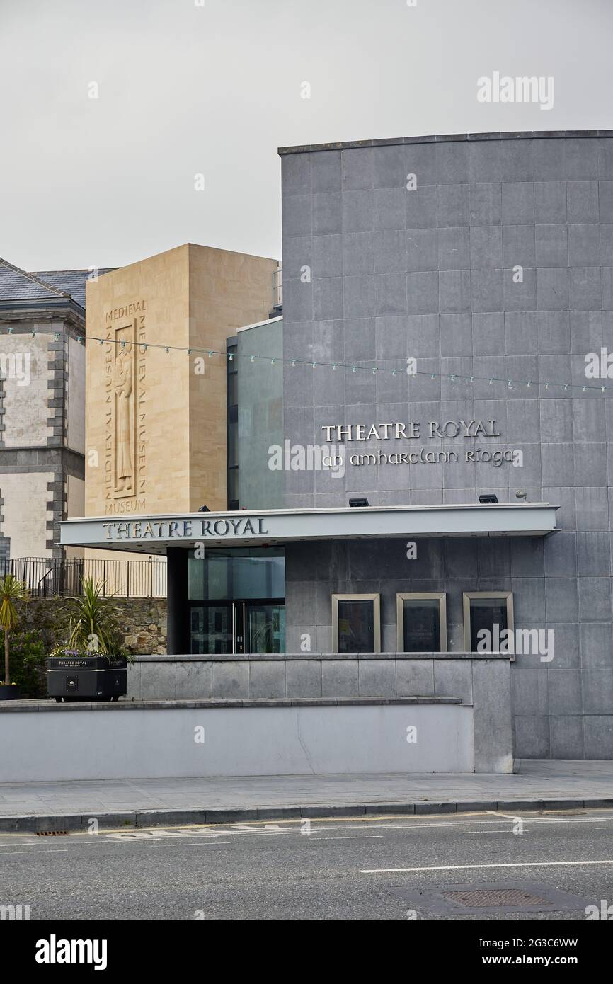 WATERFORD - IRLANDE - 21-2021 MAI Waterford City Royal Theatre. Vue de face de la rue principale. Banque D'Images