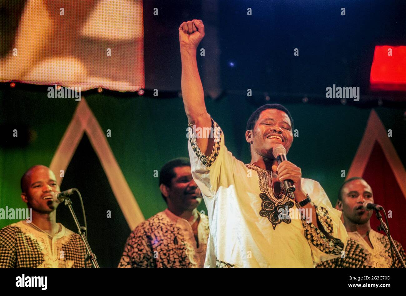 Joseph Shabalala (avec le poing levé), leader de Ladysmith Black Mambazo, chante avec le groupe au concert Celebrate South Africa, Londres, Royaume-Uni. Banque D'Images