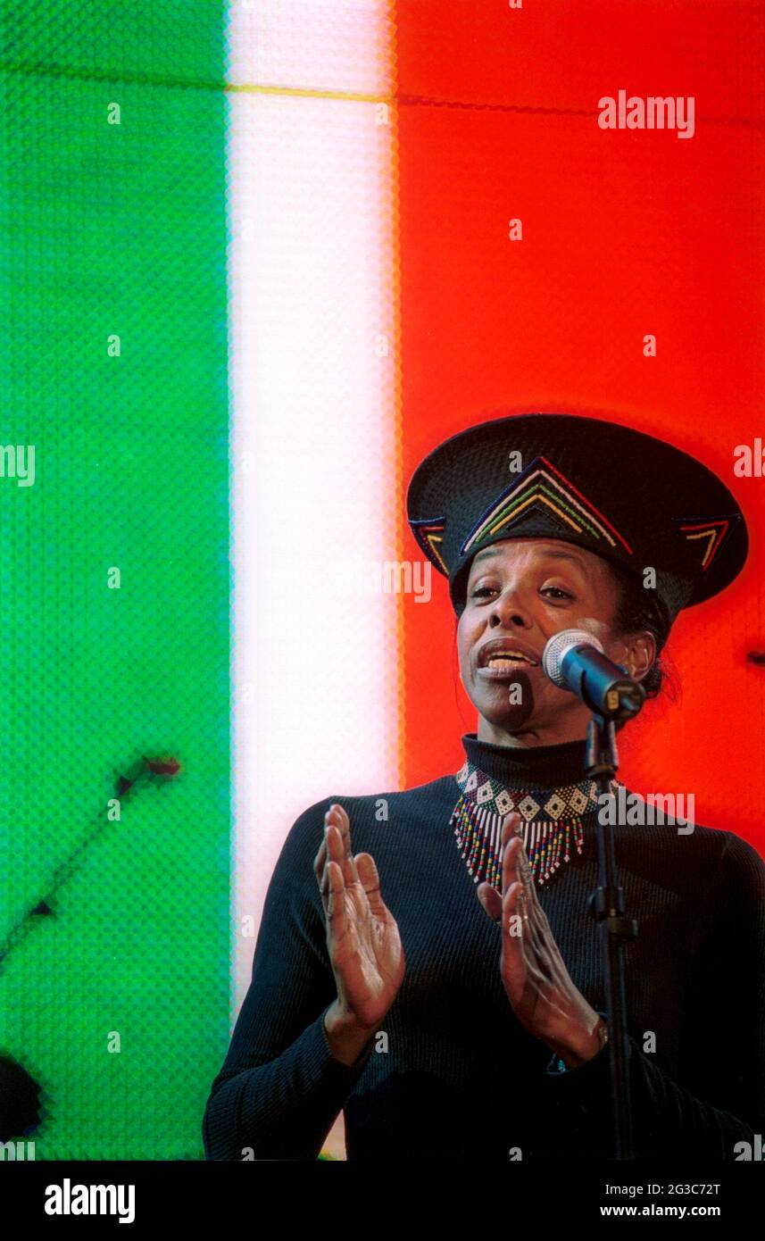 Cheryl Carolus, Haut-Commissaire sud-africain au Royaume-Uni, en vêtements néo-traditionnels / ethniques au concert de l'Afrique du Sud de la fête, Londres, Royaume-Uni Banque D'Images