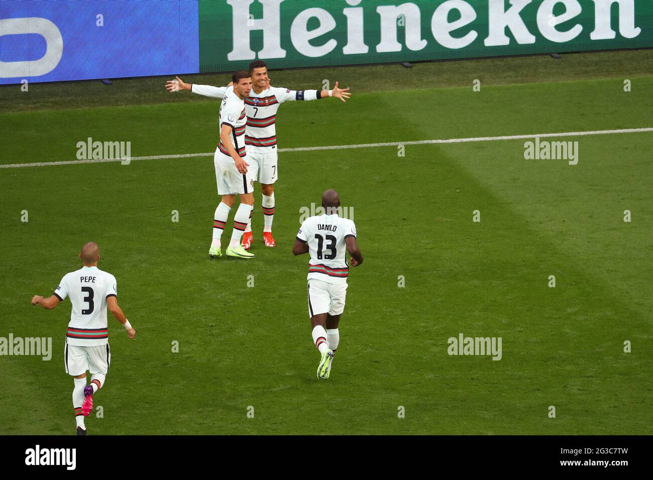 BUDAPEST, HONGRIE - JUIN 15 : Cristiano Ronaldo (7) du Portugal célèbre avec Pepe (3) et Danilo (13) lors du championnat de l'UEFA Euro 2020 du Groupe F entre la Hongrie et le Portugal le 15 juin 2021 à Budapest, Hongrie. (Photo par MB Media) Banque D'Images