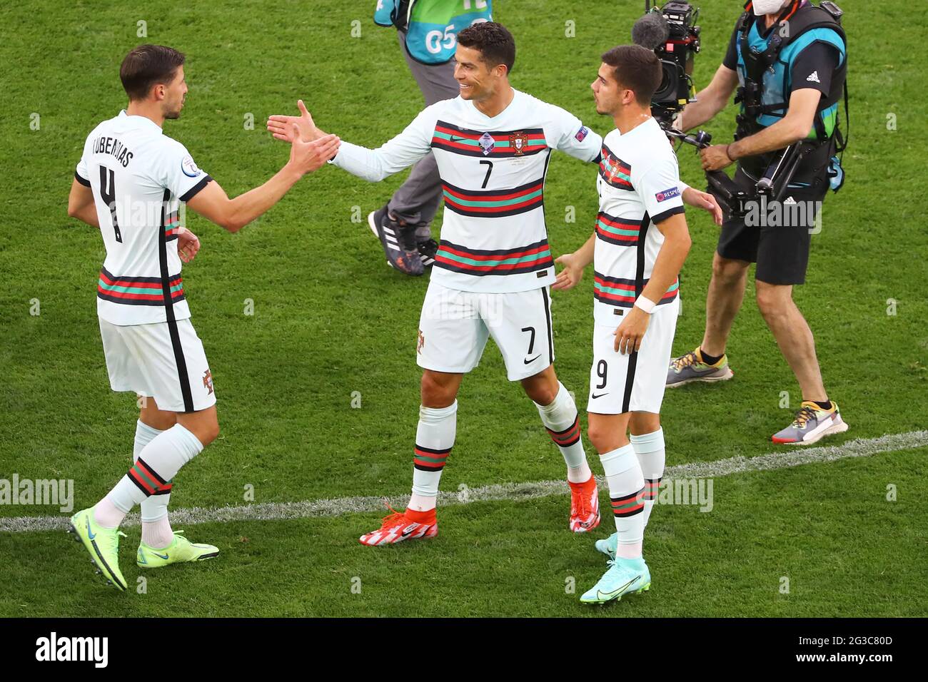 BUDAPEST, HONGRIE - JUIN 15: Le joueur portugais Cristiano Ronaldo (7) célèbre avec Rúben Dias (4) et André Silva (9) du Portugal après avoir battu la Hongrie (3:0) au championnat de l'UEFA Euro 2020 du Groupe F entre la Hongrie et le Portugal le 15 juin 2021 à Budapest, Hongrie. (Photo par MB Media) Banque D'Images