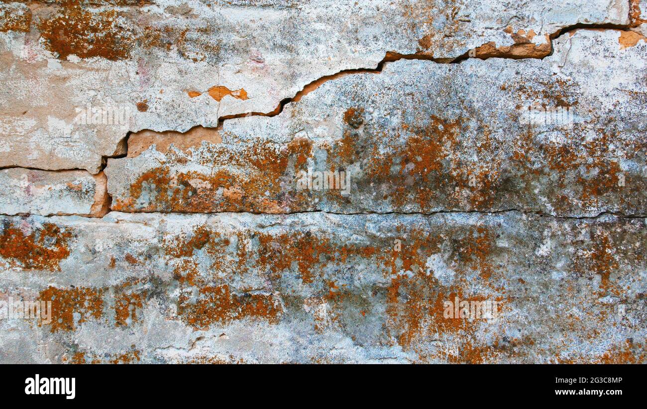 La surface des murs de briques fissurés est un arrière-plan Banque D'Images