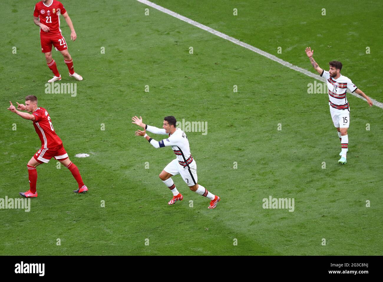 BUDAPEST, HONGRIE - JUIN 15 : Cristiano Ronaldo (7) du Portugal réagit à la décision de la ref lors du match de championnat F de l'UEFA Euro 2020 entre la Hongrie et le Portugal le 15 juin 2021 à Budapest, Hongrie. (Photo par MB Media) Banque D'Images