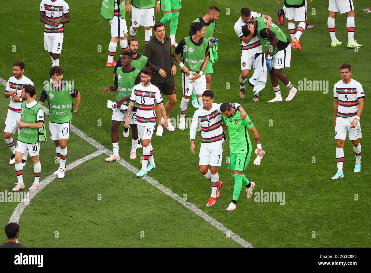 BUDAPEST, HONGRIE - JUIN 15 : le joueur portugais Cristiano Ronaldo (7) et Rui Patrício (1) quittent le terrain après avoir battu la Hongrie (3:0) lors du match de championnat F de l'UEFA Euro 2020 entre la Hongrie et le Portugal le 15 juin 2021 à Budapest, Hongrie. (Photo par MB Media) Banque D'Images