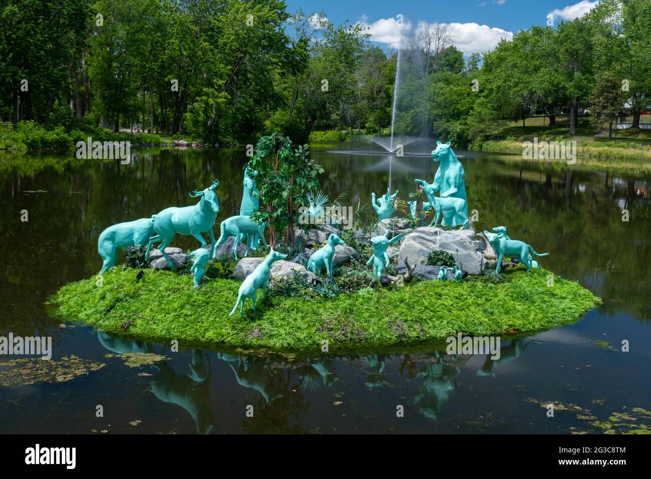 Terrebonne, Québec, Canada - 11 juin 2021 : les heureux épaves créées par Isabelle Demers et Fanny Mesnard dans l'étang de l'Île-des-Moulins Banque D'Images