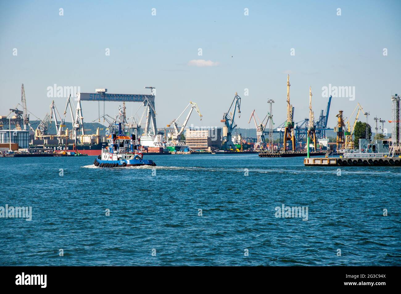 Port de Gdynia, Pologne. Vue générale avec les grues portuaires, les bâtiments et les quais Banque D'Images