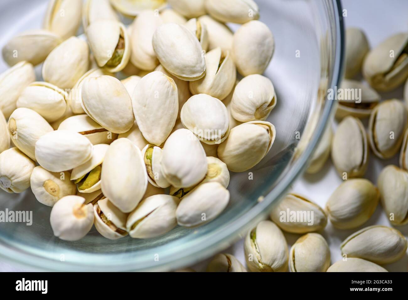 Vue rapprochée du dessus un tas de noix il a un blanc noix sec et dur de Pistachio, Pistache ou Pistacia vera dans un bol alimentaire délicieux en-cas salé Banque D'Images