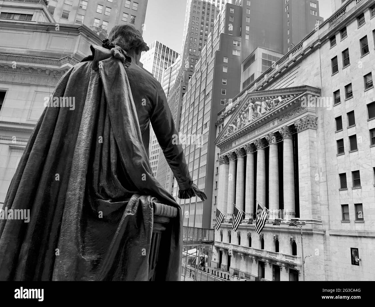 Statue de George Washington à la façade du bâtiment du Federal Hall et de la Bourse de New York en arrière-plan. Banque D'Images