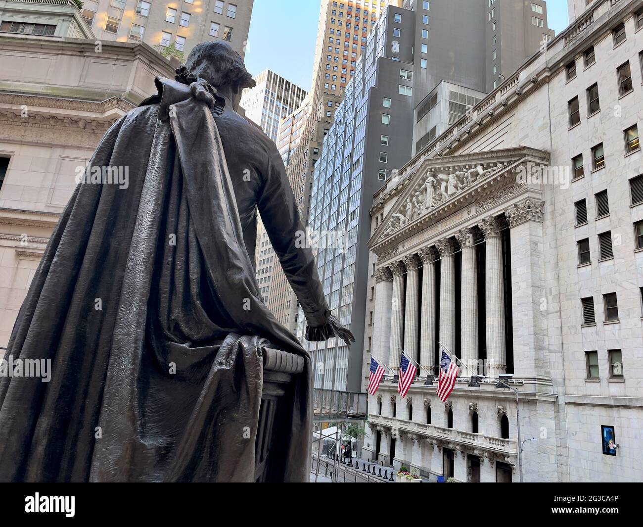 Statue de George Washington à la façade du bâtiment du Federal Hall et de la Bourse de New York en arrière-plan. Banque D'Images