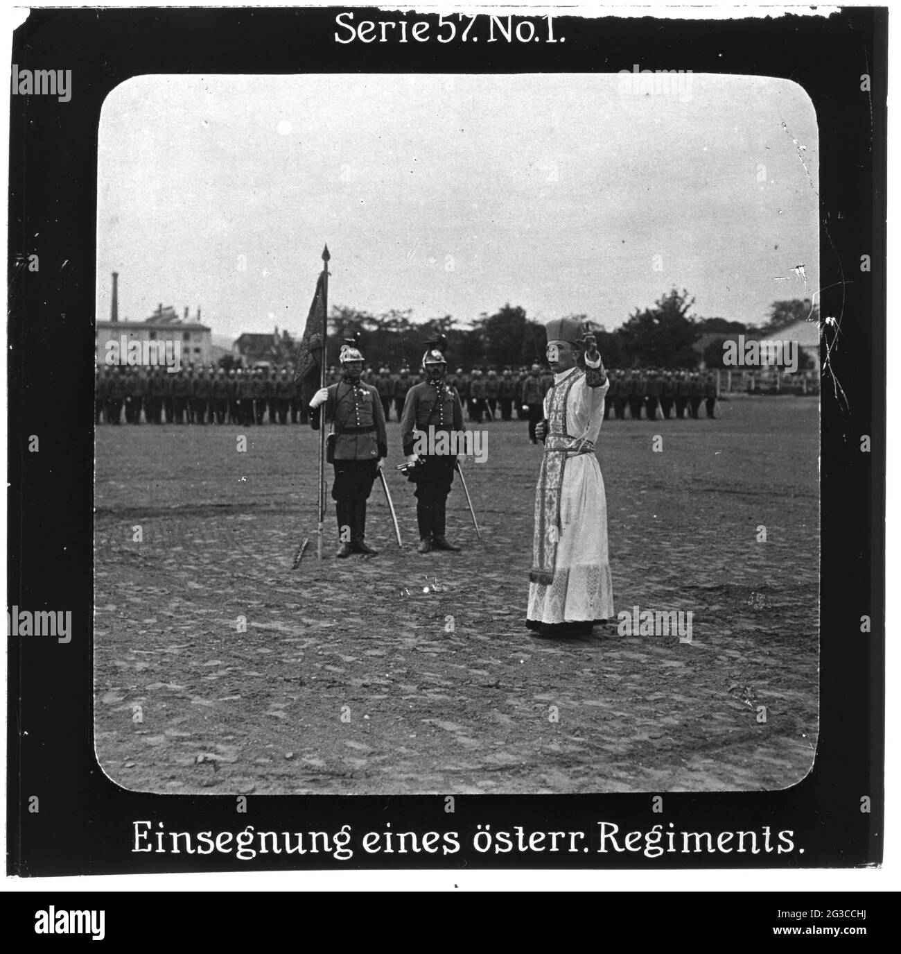 Projection für alle - Die Eroberung Serbiens. Série 57. Non 1. Einsegnung eines österreichischen régiments. Die Firma „projection für alle“ wurde 1905 von Max Skladanowsky (1861-1939) gegründet. Sie produzierte bis 1928 FAST 100 Serien zu je 24 Glasdias im format 8,3 x 8,3 cm im sog. Verfahren. Die Serien umfasten Städte, Länder, Landschaften, Märchen und Sagen, das Alte Testament U. den 1. Weltkrieg. Banque D'Images