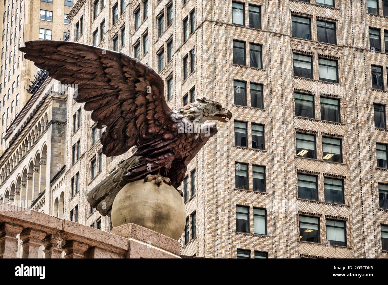 Iron Eagle Statue, Vanderbilt et 42e St. entrée privée, Grand Central Terminal, NEW YORK Banque D'Images