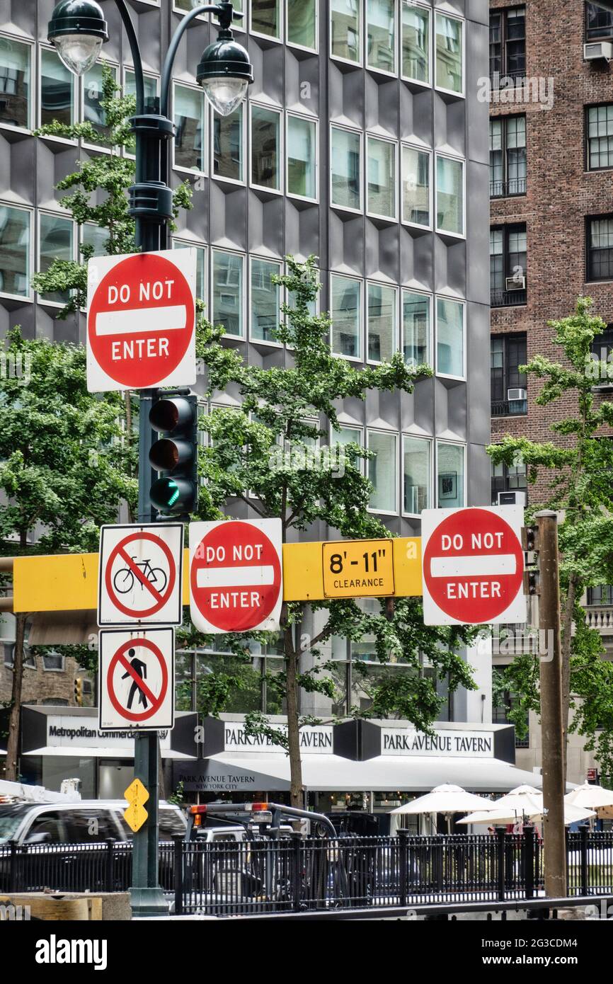 N'entrez pas dans la signalisation, sortie du tunnel Park Avenue North à 40th Street, NYC, USA Banque D'Images